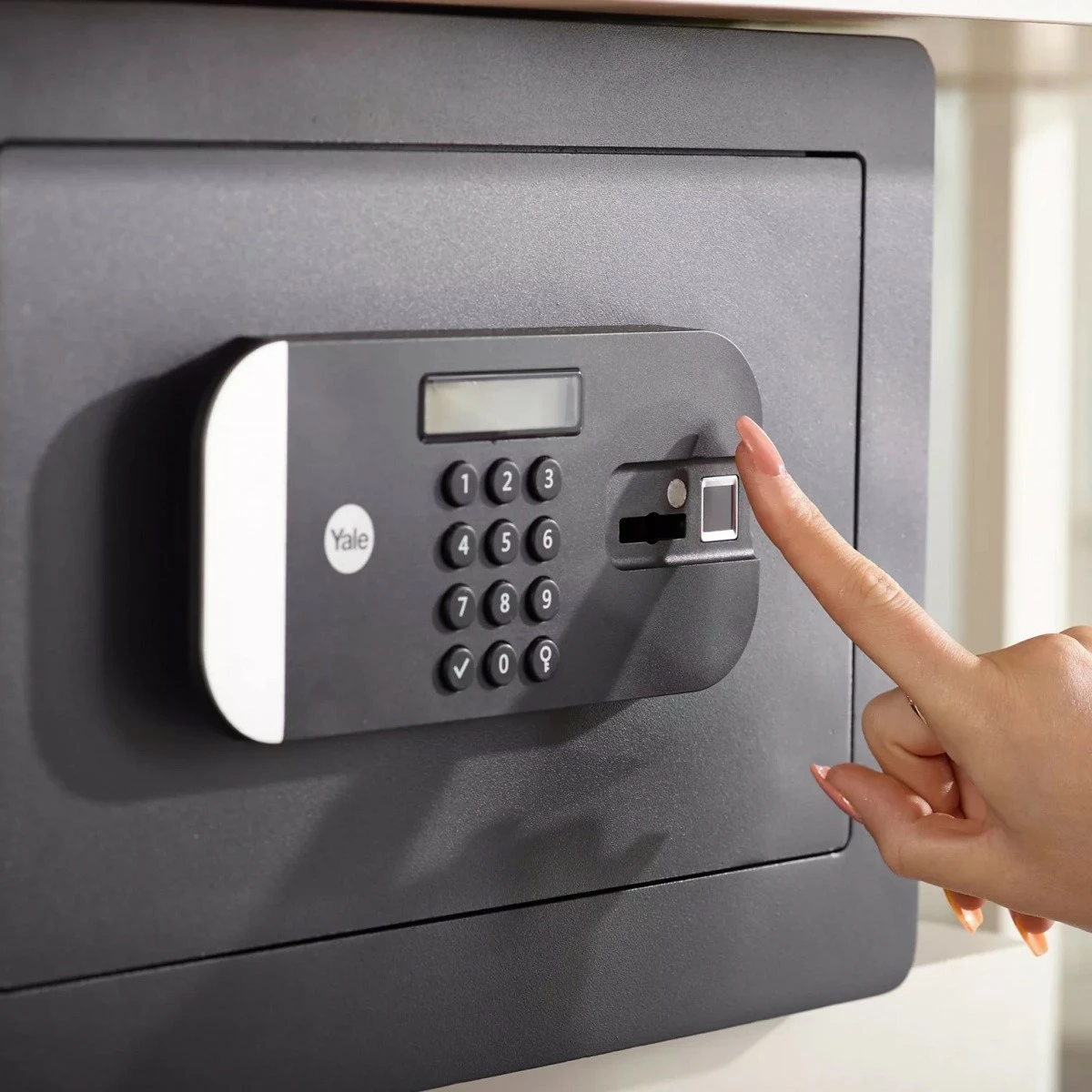 Kasafortë për laptop YALE HOME YLFM/200/EG1 me lexues gishti, e zezë