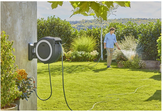 Kasetë muri për zorrë GARDENA 18647-55, 40m, me bateri, e zezë