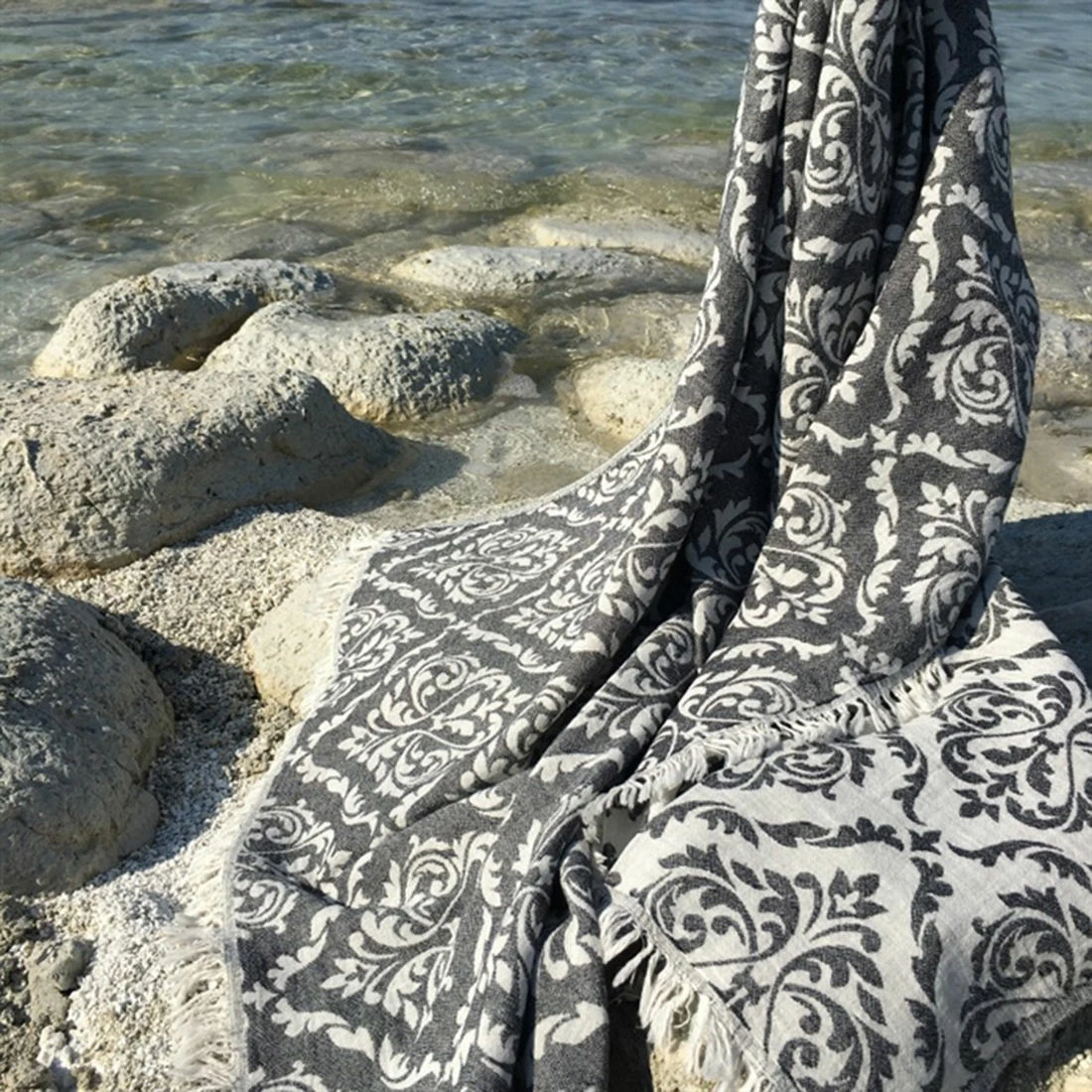 Peshqir plazhi Fouta, model Barok, ngjyrë e zezë, Mijölnir, 90x170cm