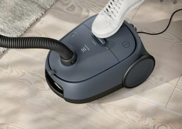 Fshesë me korrent Electrolux EB61C2DBP, me qese 3.5 L, 750 W, kabllo 9 m, gri