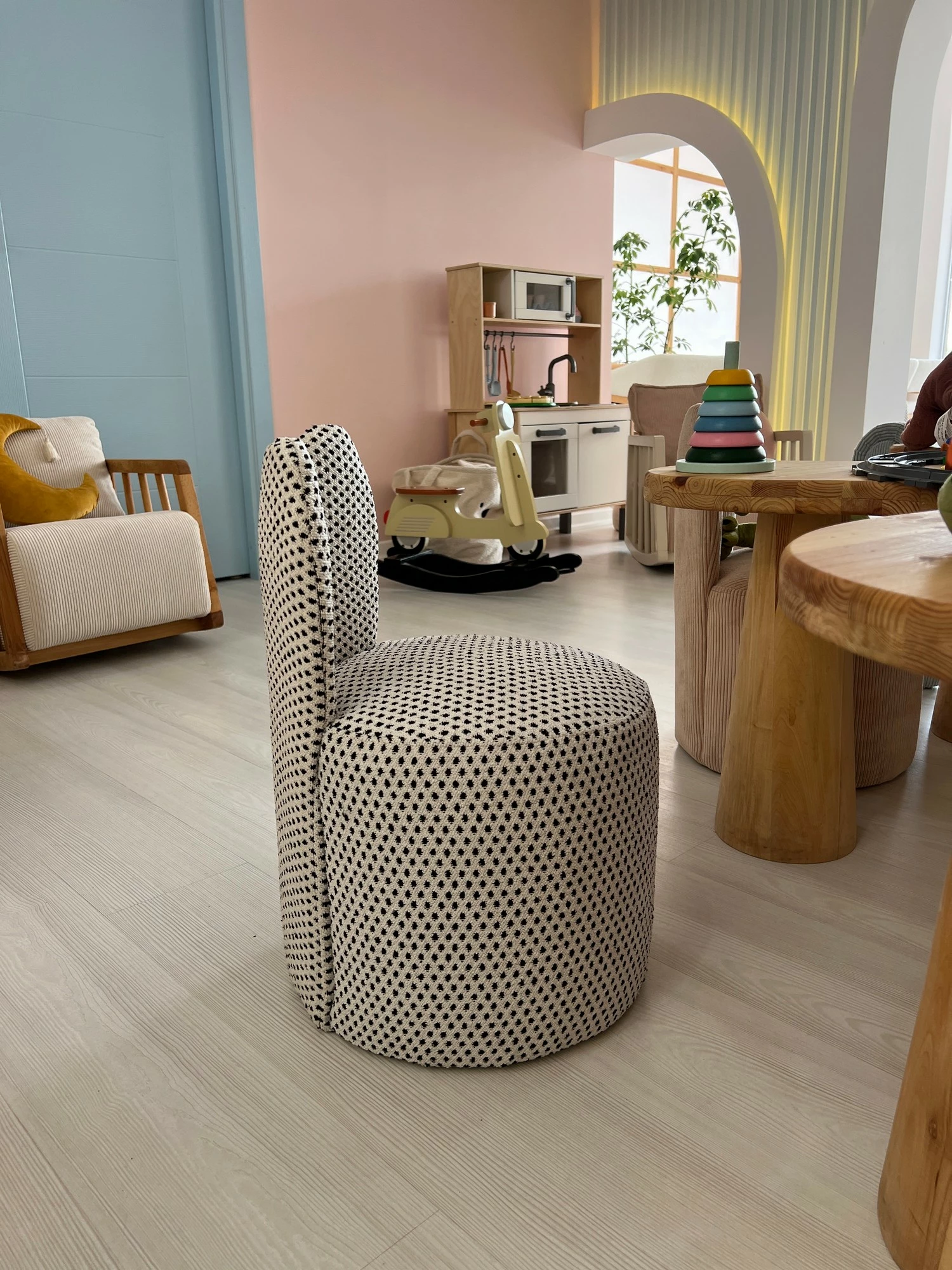Karrige me krahë Atelier del Sofa, Bunny - Puantiye, e zezë dhe e bardhë