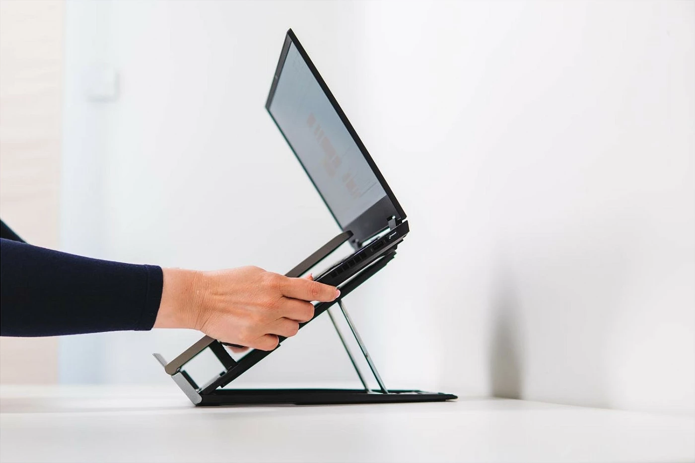 Mbajtëse laptopi BakkerElkhuizen Ergo-Q 330 Circular, për deri 17", e palosshme, e rregullueshme, 6 pozita, 6 kg, zi/gri