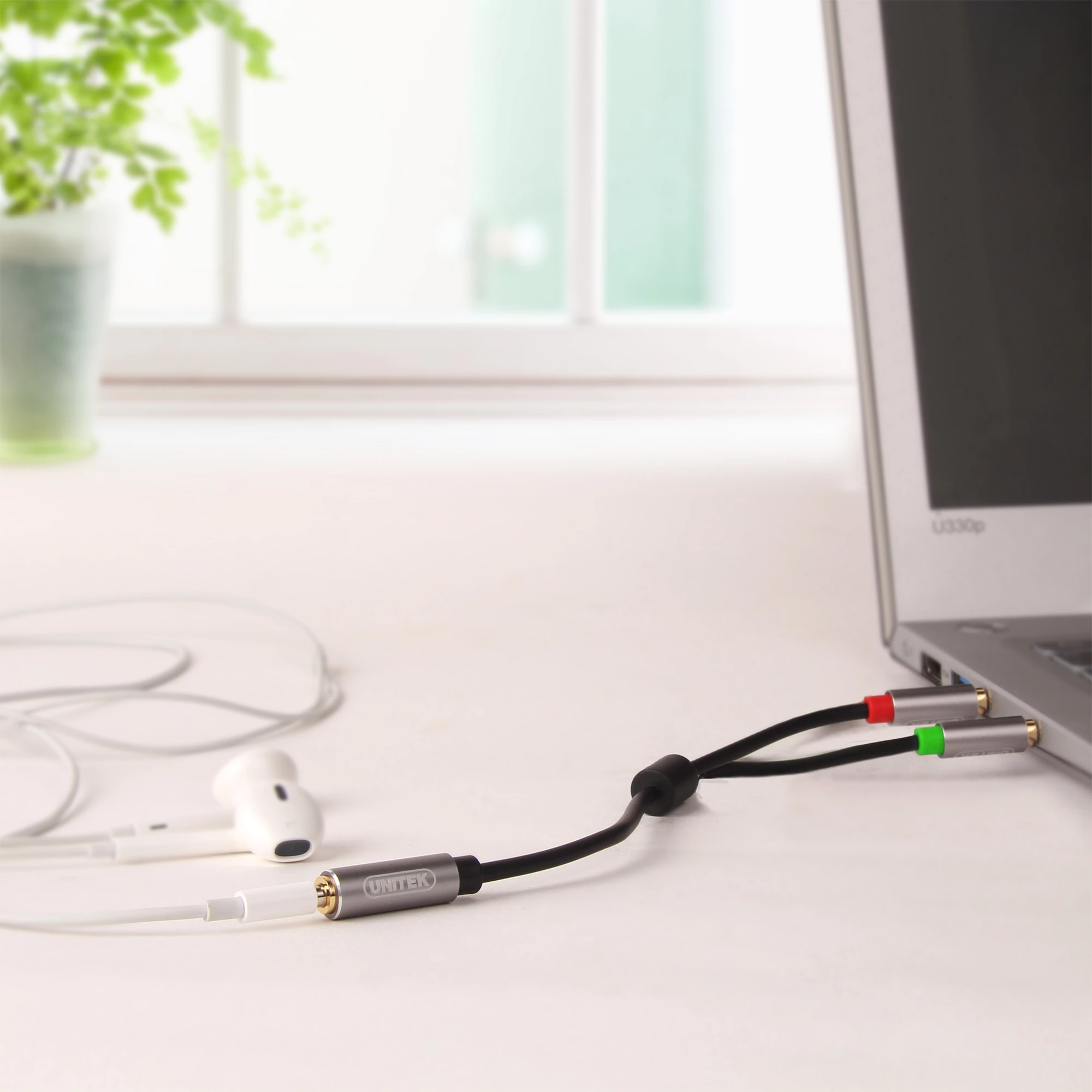Kabllo/adapter ndarës AUX Unitek Y-C957ABK, 0.2 m, Jack 3.5mm (femër) në 2x Jack 3.5mm (meshkuj), argjendtë