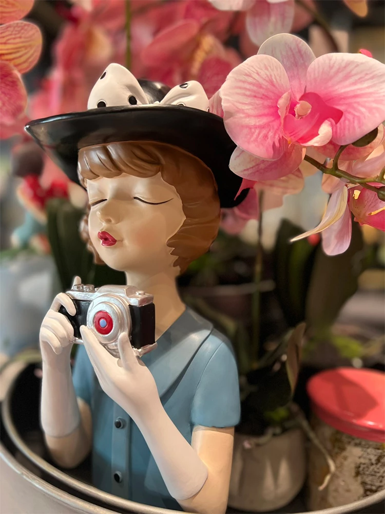 Figurë dekorative TRAVEL GIRL 6, shumëngjyrëshe, polirezine, 15x14x34cm