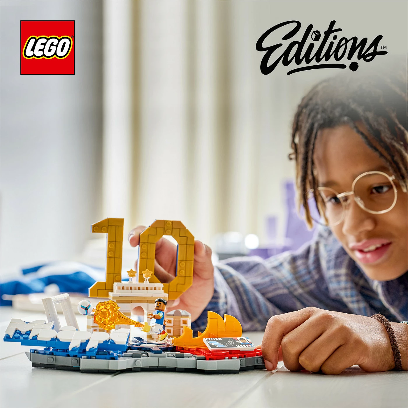 Set ndërtimi LEGO Editions 43013 Kylian Mbappé – Football Highlights, 490 copë, multikolor