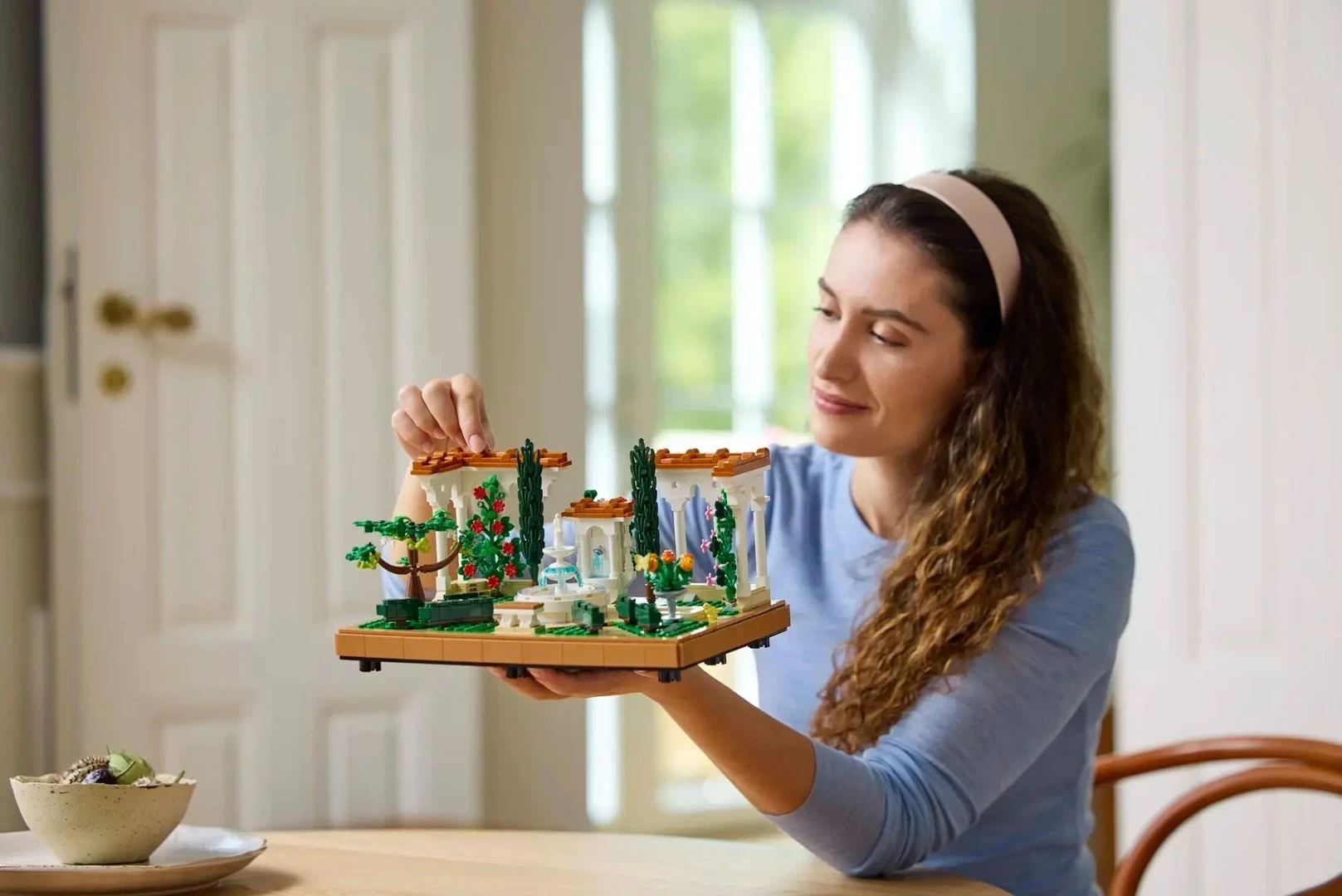 Set LEGO ICONS 10359 Fountain Garden