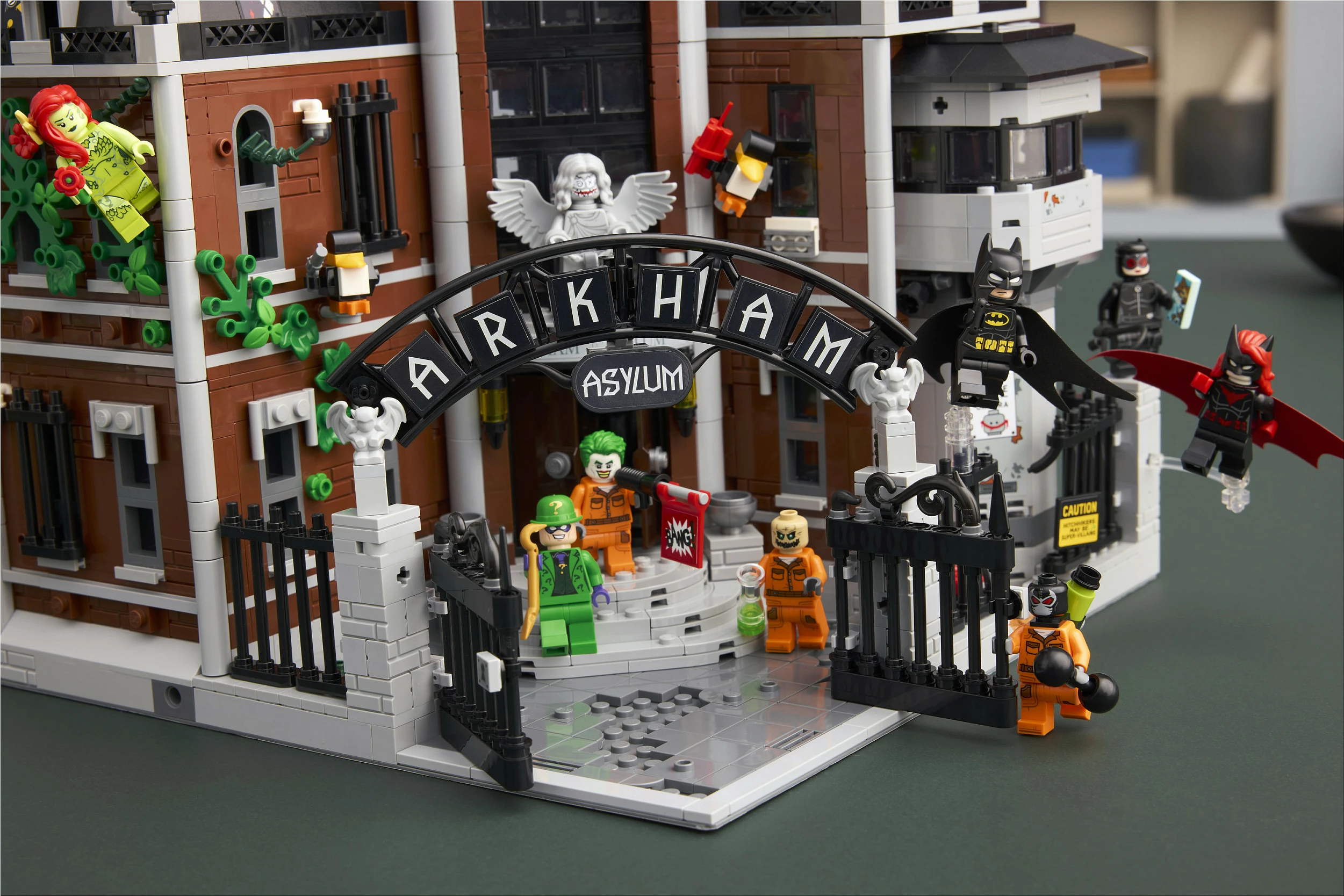 Set ndërtimi LEGO DC 76300 Batman Arkham Asylum, 2953 copë, shumëngjyrësh