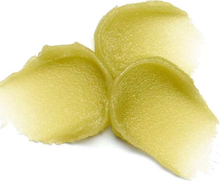 Skrub për buzë Essence Lip Care Sugar Scrub 02 Matcha Latte, 9 g