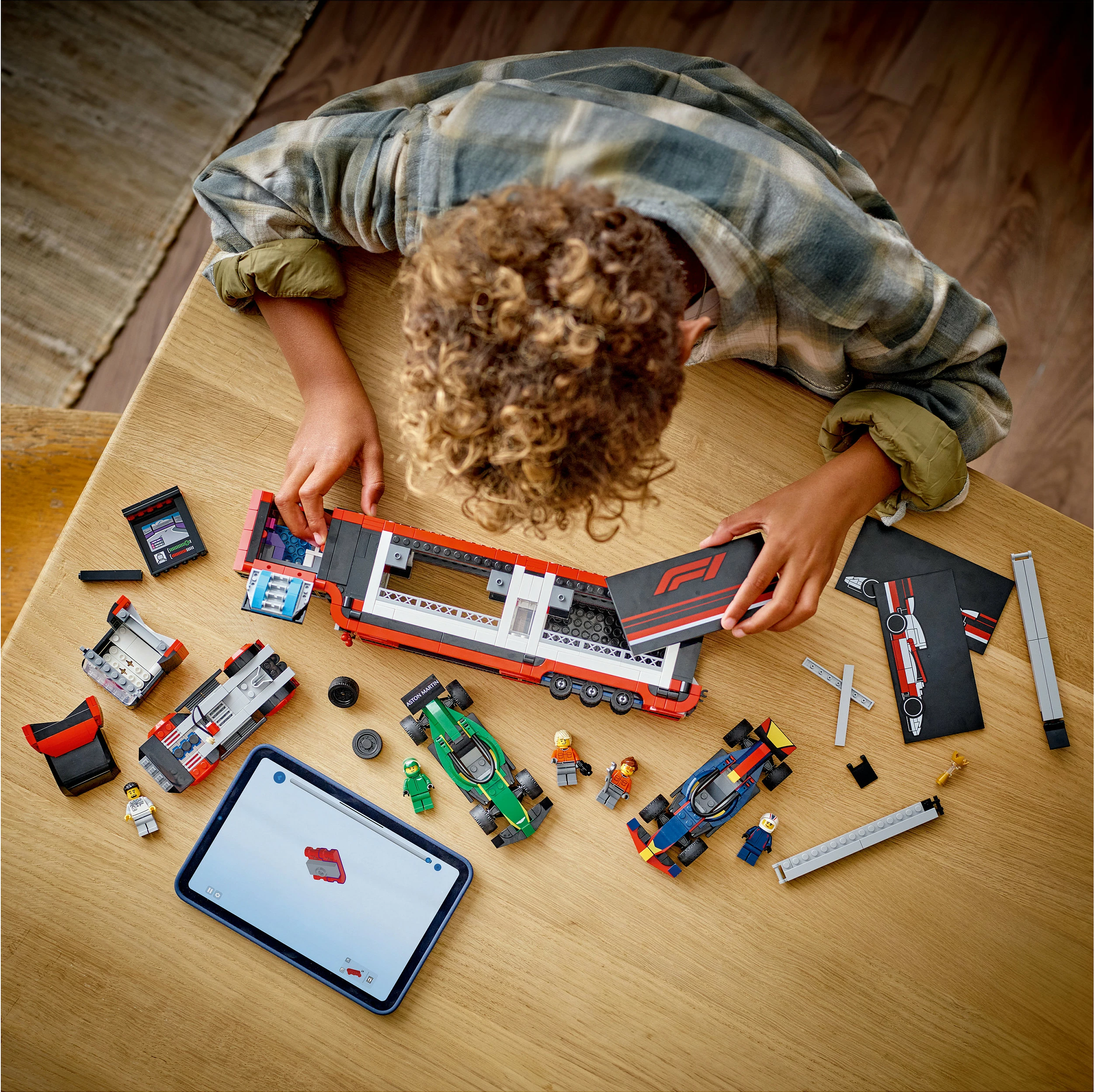 Set ndërtimi LEGO F1 kamion me RB20 & AMR24, 1086 pjesë, plastikë, shumëngjyrësh