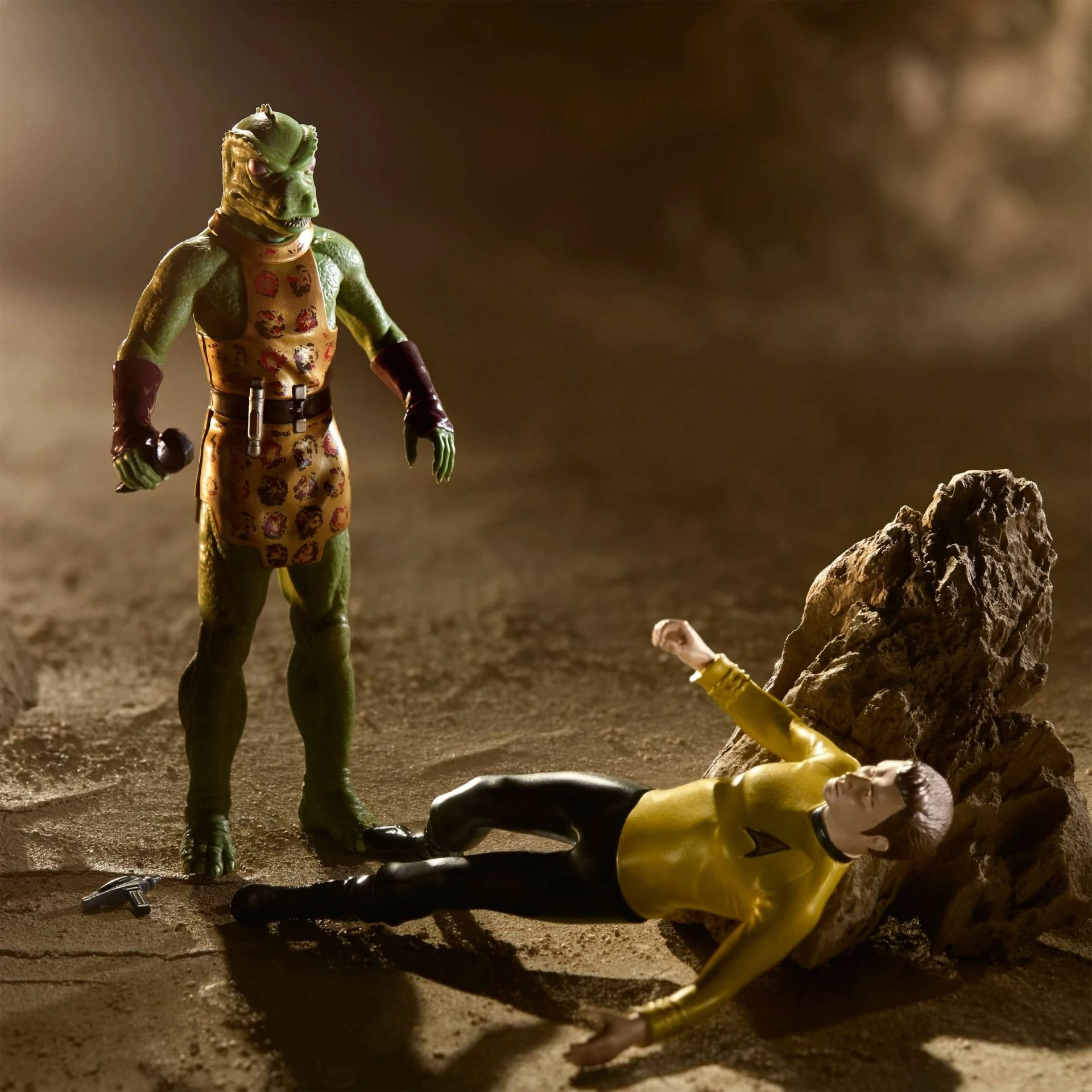 Figurë e lakueshme Noble Collection Bendyfigs Captain Kirk 19 cm, set me bazë + phaser + komunikator
