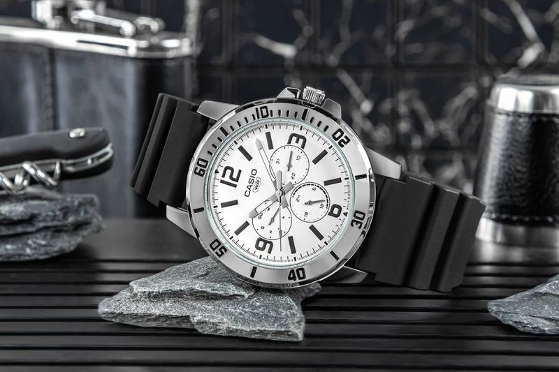 Orë dore për meshkuj CASIO, e zezë