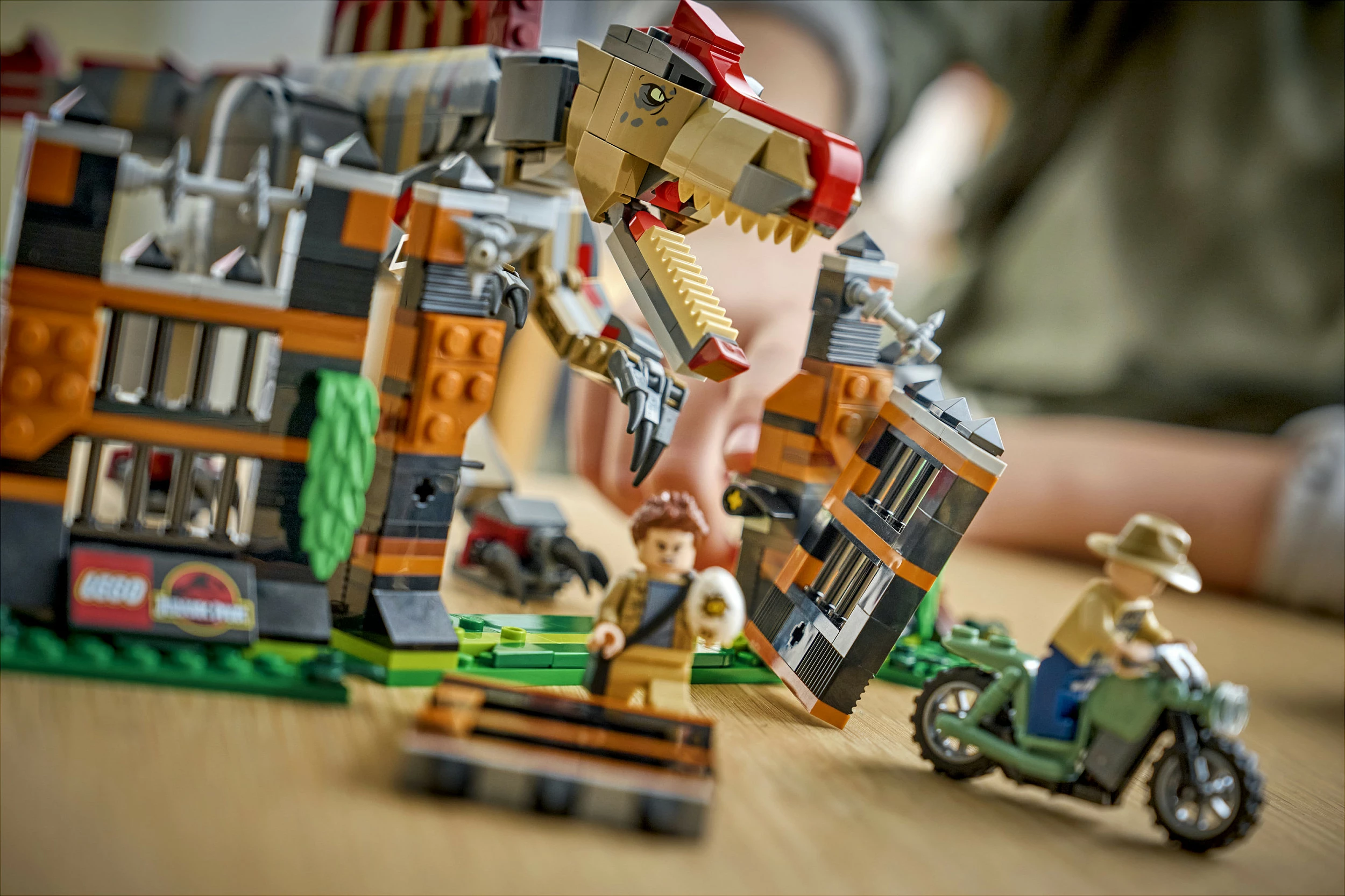 Set LEGO Jurassic World 77982 Spinosaurus Escape, 820 copë, 9+
