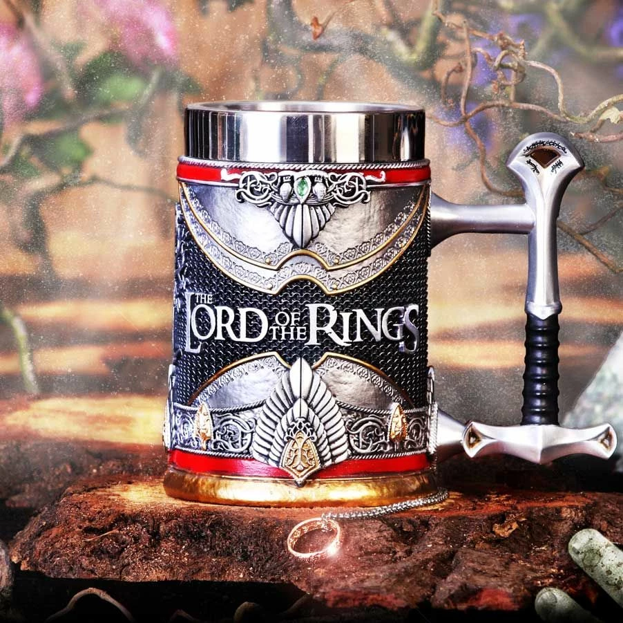 Mug NEMESIS NOW Lord of the Rings Aragorn, me dorezë shpatë Narsil, i punuar me rrëshirë elfi, i pikturuar me dorë
