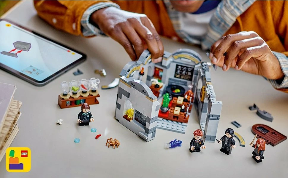 Set ndërtimi LEGO Harry Potter 76431, Kështjella Hogwarts, Klasa e Eliksirëve, multingjyrësh