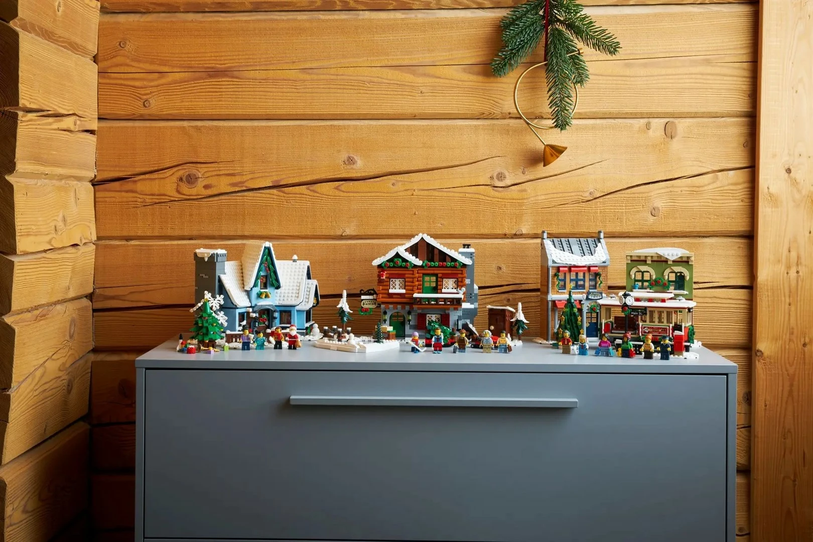 Set LEGO ICONS Alpine Lodge 10325, 1517 pjesë, me 5 minifigura