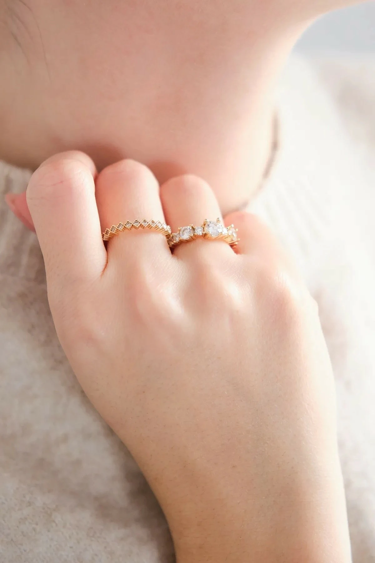 Unazë prej bronzi, ngjyrë ari, me gur zirkoni, Jumeon