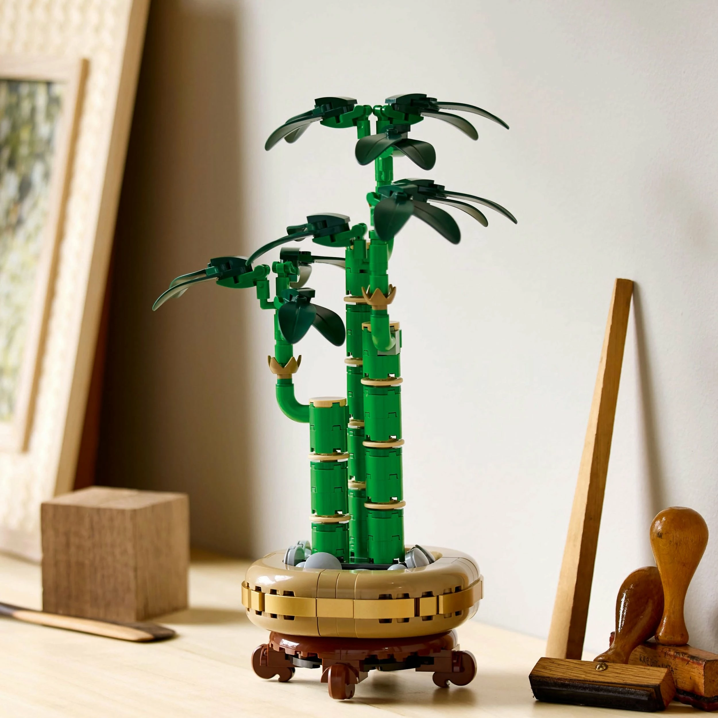 Set LEGO Botanicals 10344 Dracena sandera, 325 copë, 29 cm
