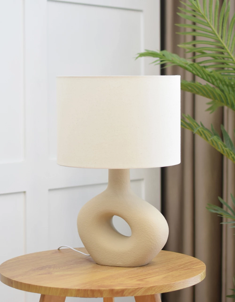 Llambë tavoline Pebble, qeramikë, bezhë, 23x12x49cm