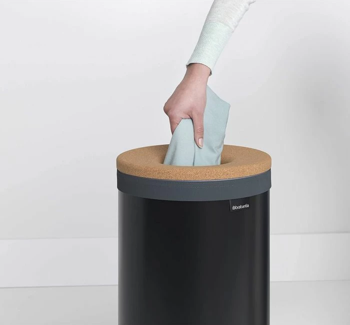 Shportë rrobash Brabantia 120008 35L rrethore me kapak, mat e zezë