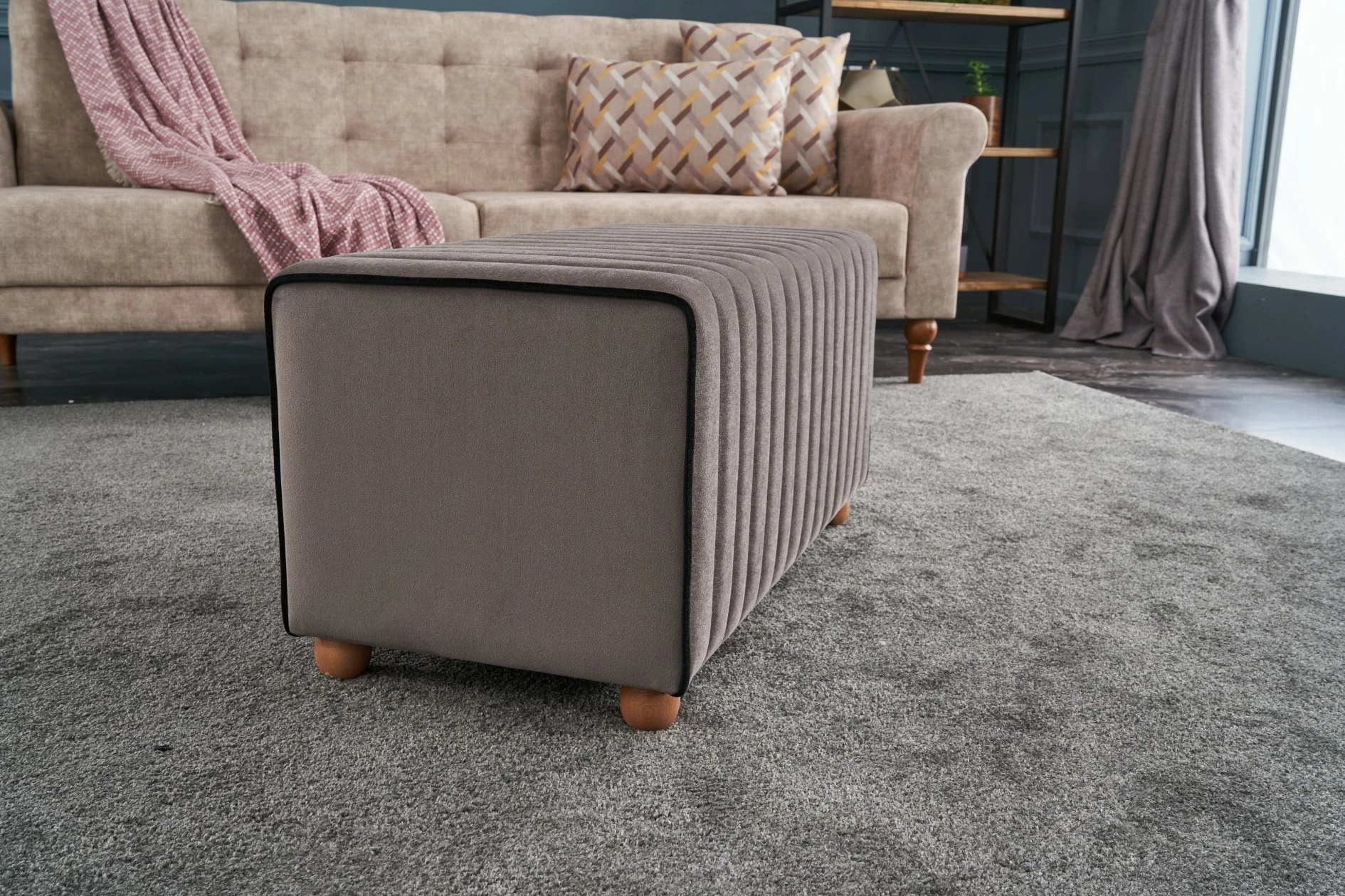 Puf Mabel, kadife ngjyrë mink, Atelier del Sofa