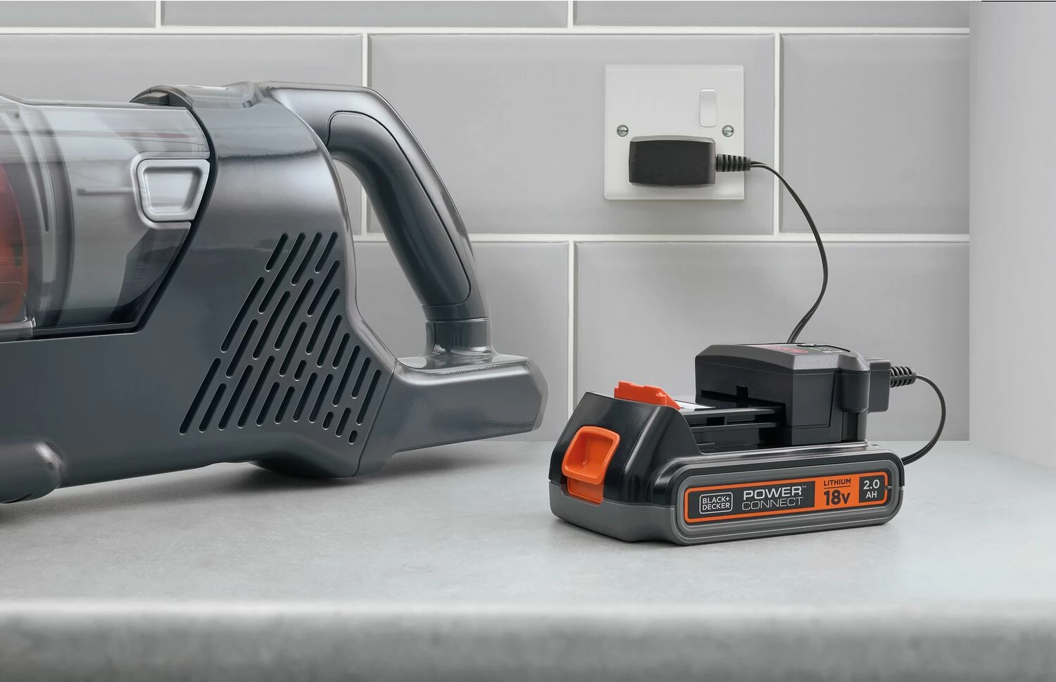 Fshesë me bateri stick Black&Decker BHFEA18D1 18V 2Ah 2-në-1, e zezë, set me bateri dhe karikues