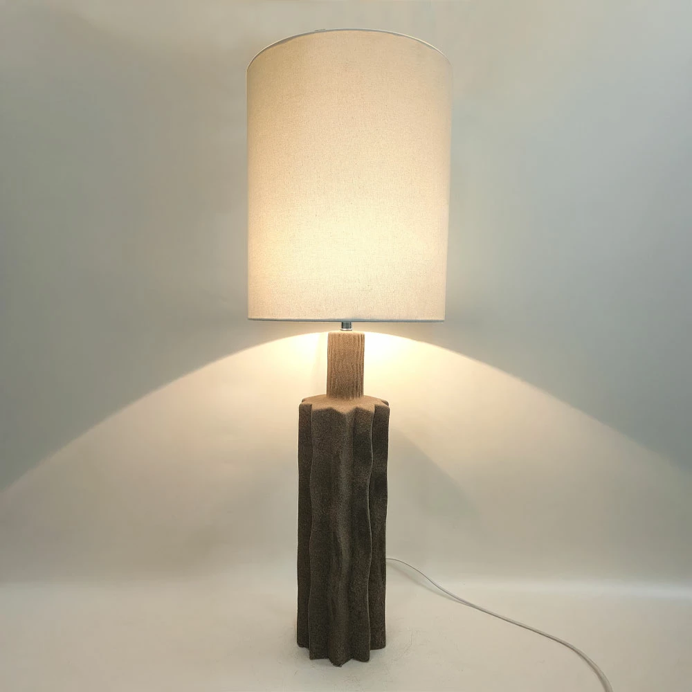 Llambë tavoline EGLI, bazë qeramike gri e errët, abazhur prej liri të bardhë, 34x34x100cm