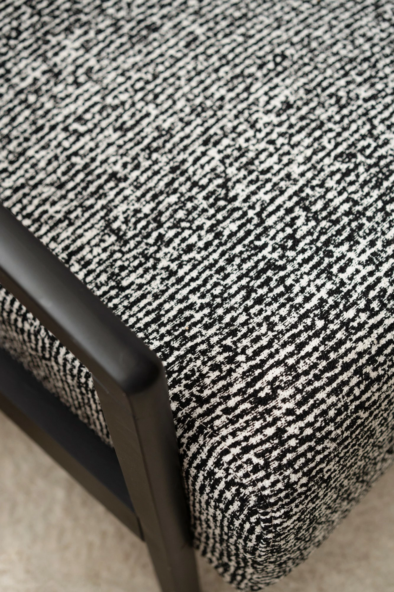 Karrige krahu Atelier del Sofa, Luma, e zezë dhe e bardhë, v1