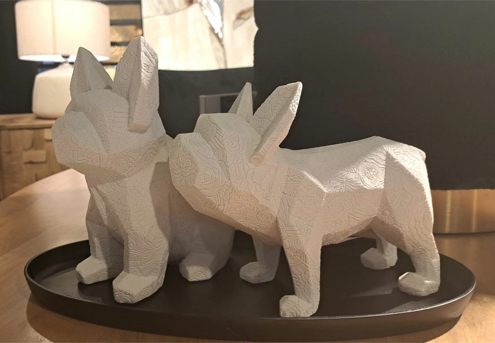 Dekor qen Monty A, i bardhë, polirezine, 23x12x18cm