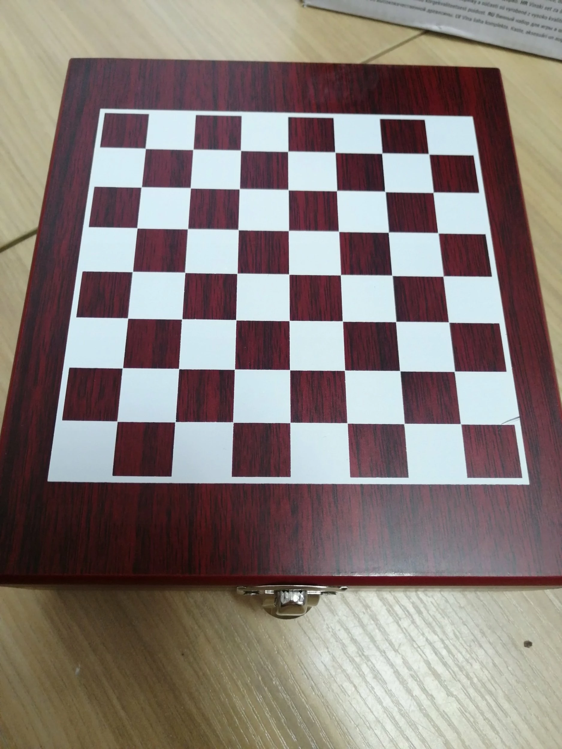 Set aksesorësh për verë dhe shah InnovaGoods Wine & Chess, 37 copë, shumëngjyrëshe