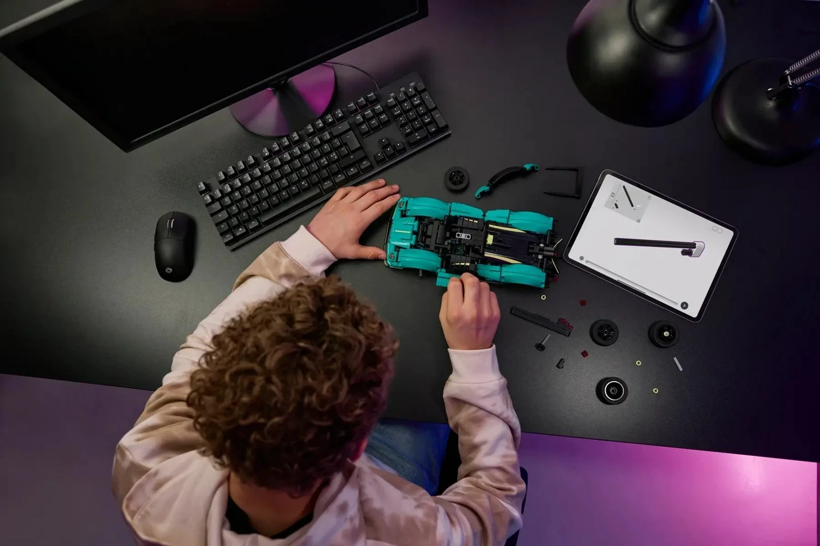 Set LEGO Technic Aston Martin Valkyrie 42208, 707 pjesë, për moshën 9+