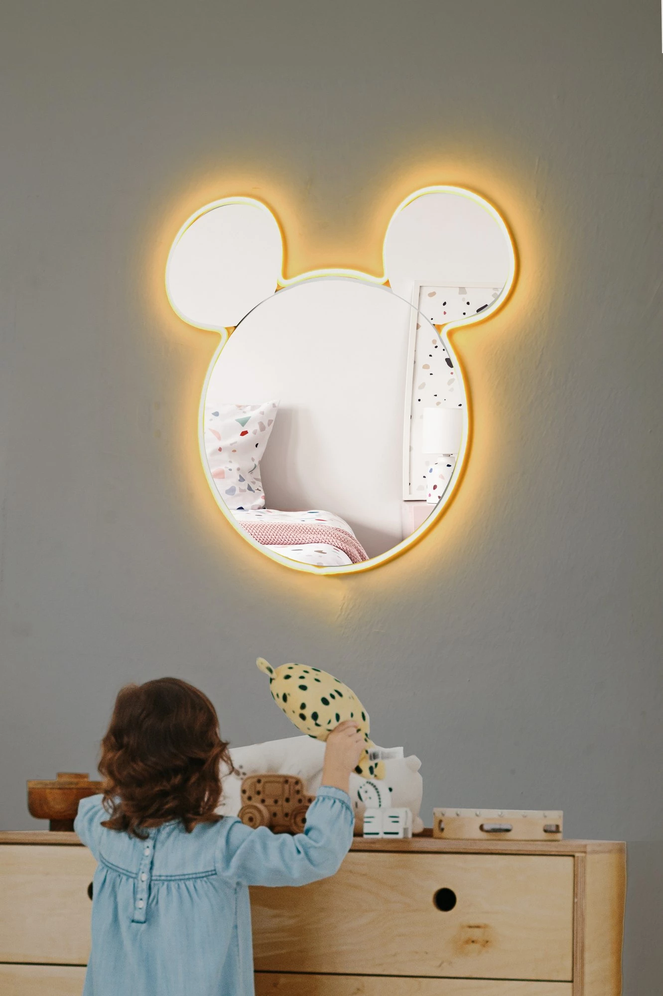 Pasqyrë me ndriçim LED, formë Mickey, ngjyrë argjendi-verdhë, Skye Decor