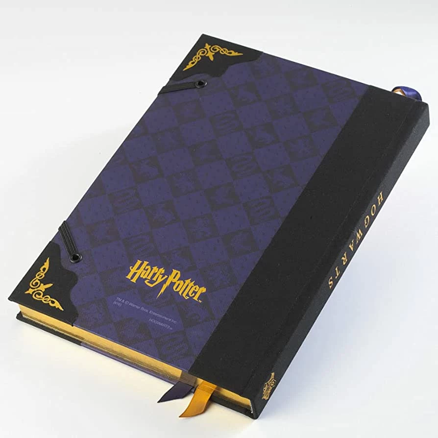 Fletore NOBLE COLLECTION Harry Potter Hogwarts, me kapëse metalike, skaje të arta, 2 shirita shënues, blu
