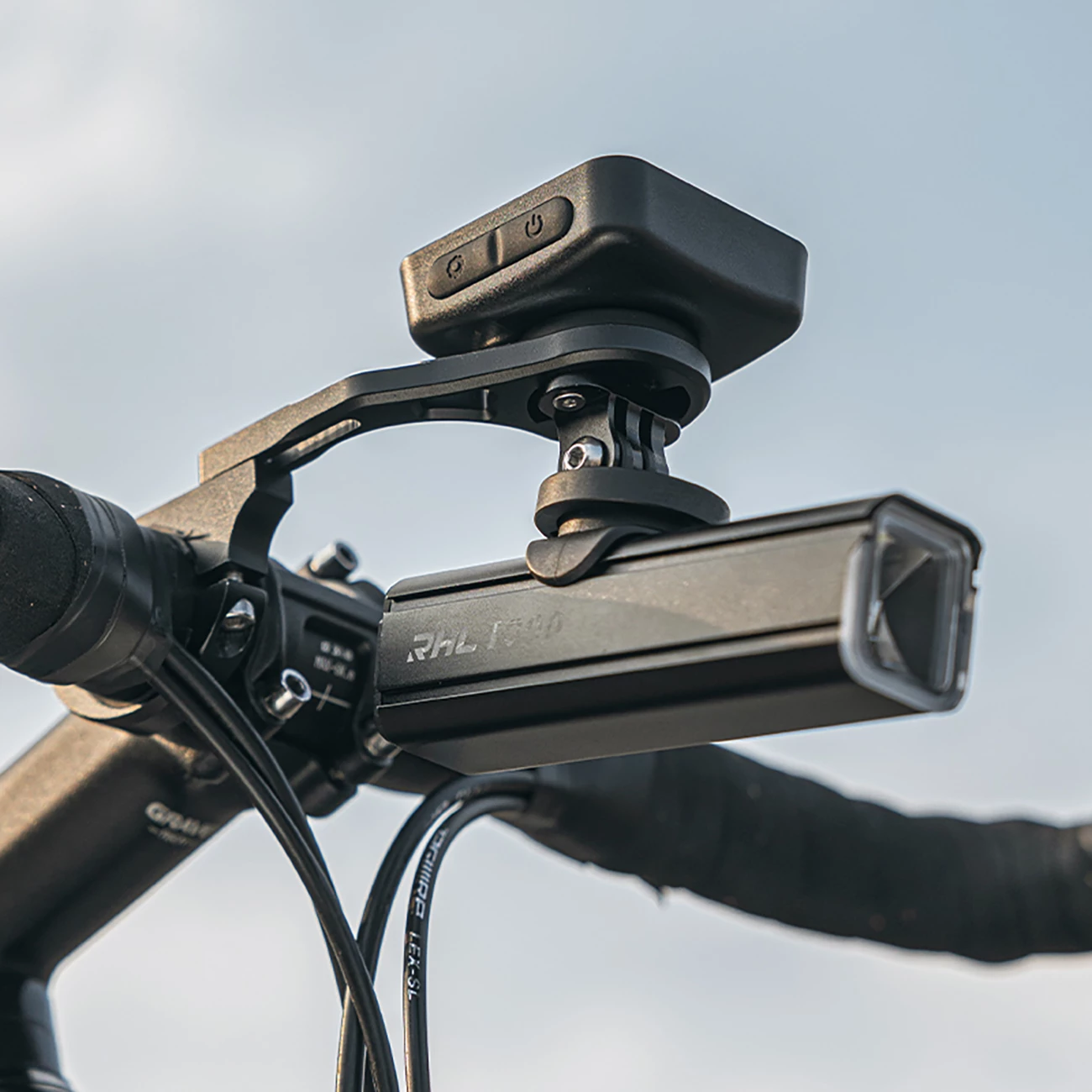 Mbajtëse timoni biçiklete Rockbros FK-301 2-në-1, për kompjuter Garmin/Wahoo/Bryton + dritë/kamerë GoPro, 31.8 mm, E zezë