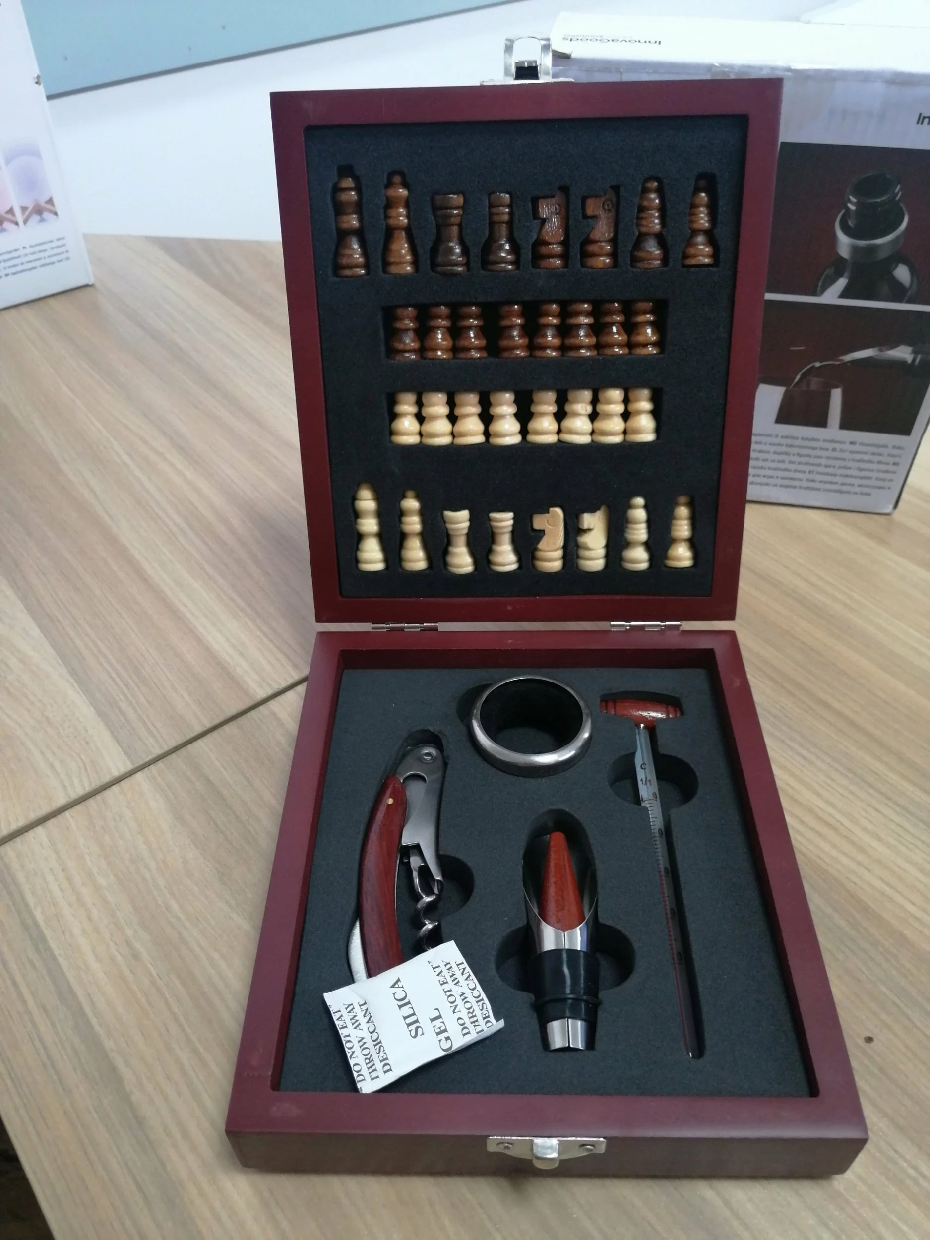 Set aksesorësh për verë dhe shah InnovaGoods Wine & Chess, 37 copë, shumëngjyrëshe