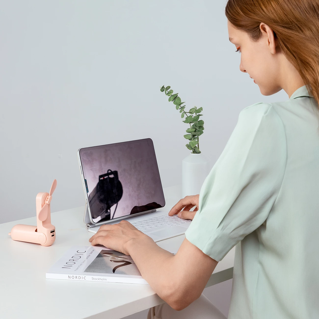 Ventilator dore portativ Jisulife Life8 2000mAh 3-në-1 (ventilator + llambë LED + power bank) USB-C/USB-A, rozë, set me kabllo USB-C + litar + manual