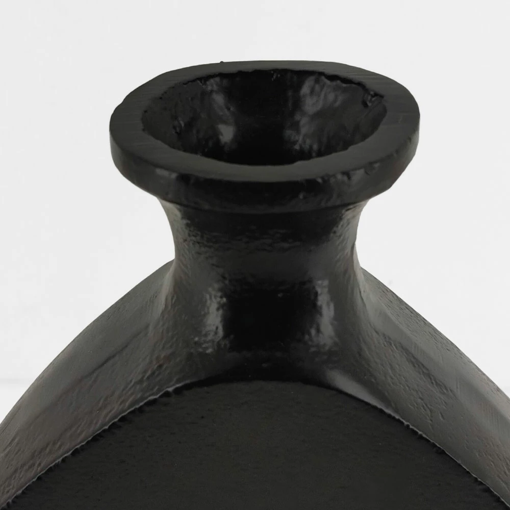 Vazo trekëndëshe abstrakte, alumin, e zezë, 27x5x32cm