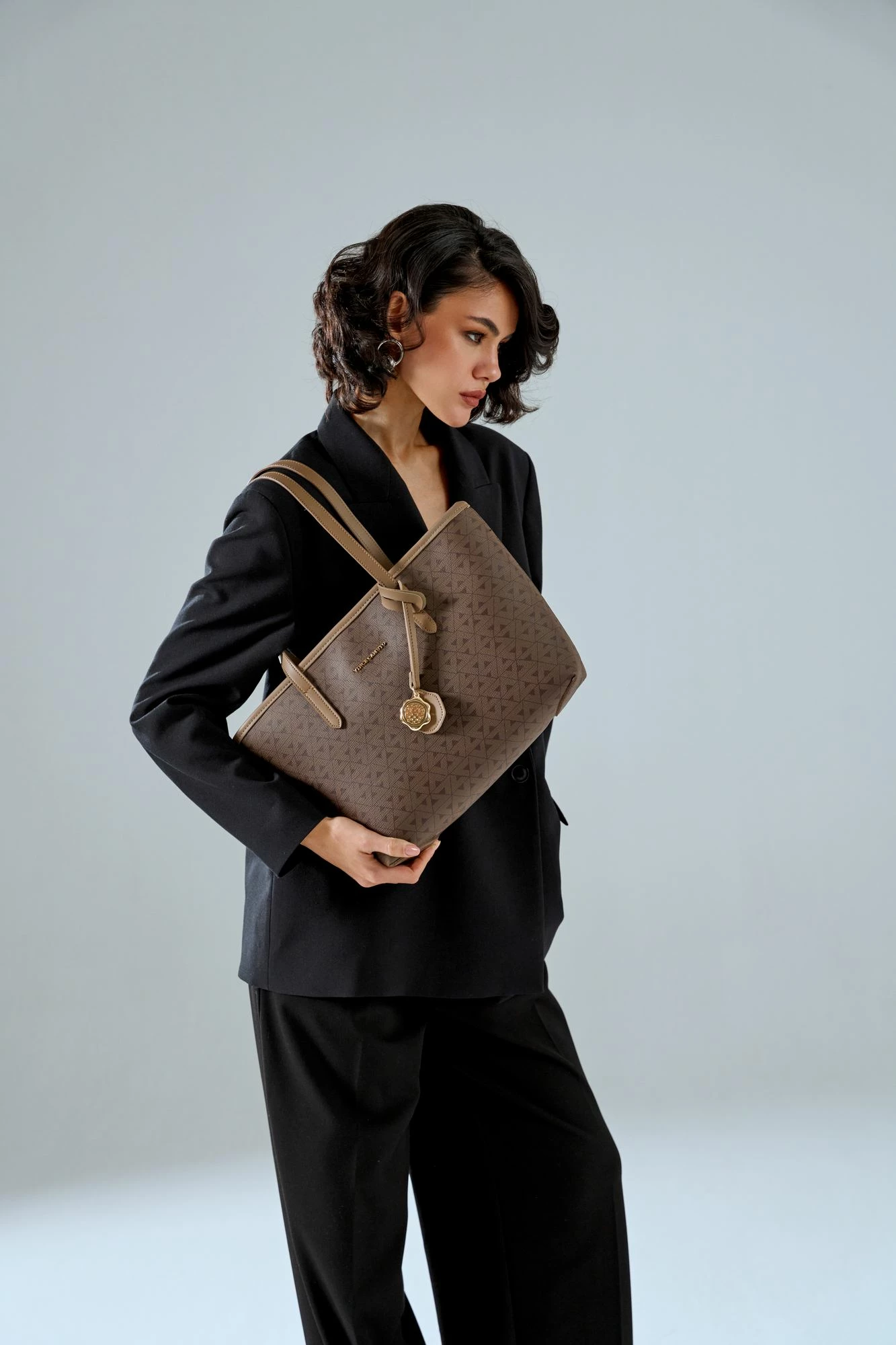 Çantë tote, ngjyrë kafe, Vince Camuto Taormina, monogram