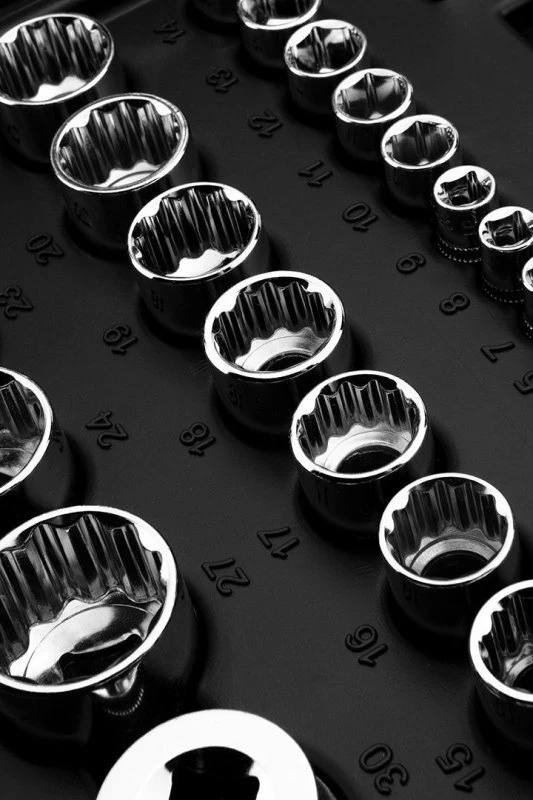 Set veglash NEO 10-060, 86 copë, 1/2" & 1/4" ratchet, kasetë plastike, zi/portokalli