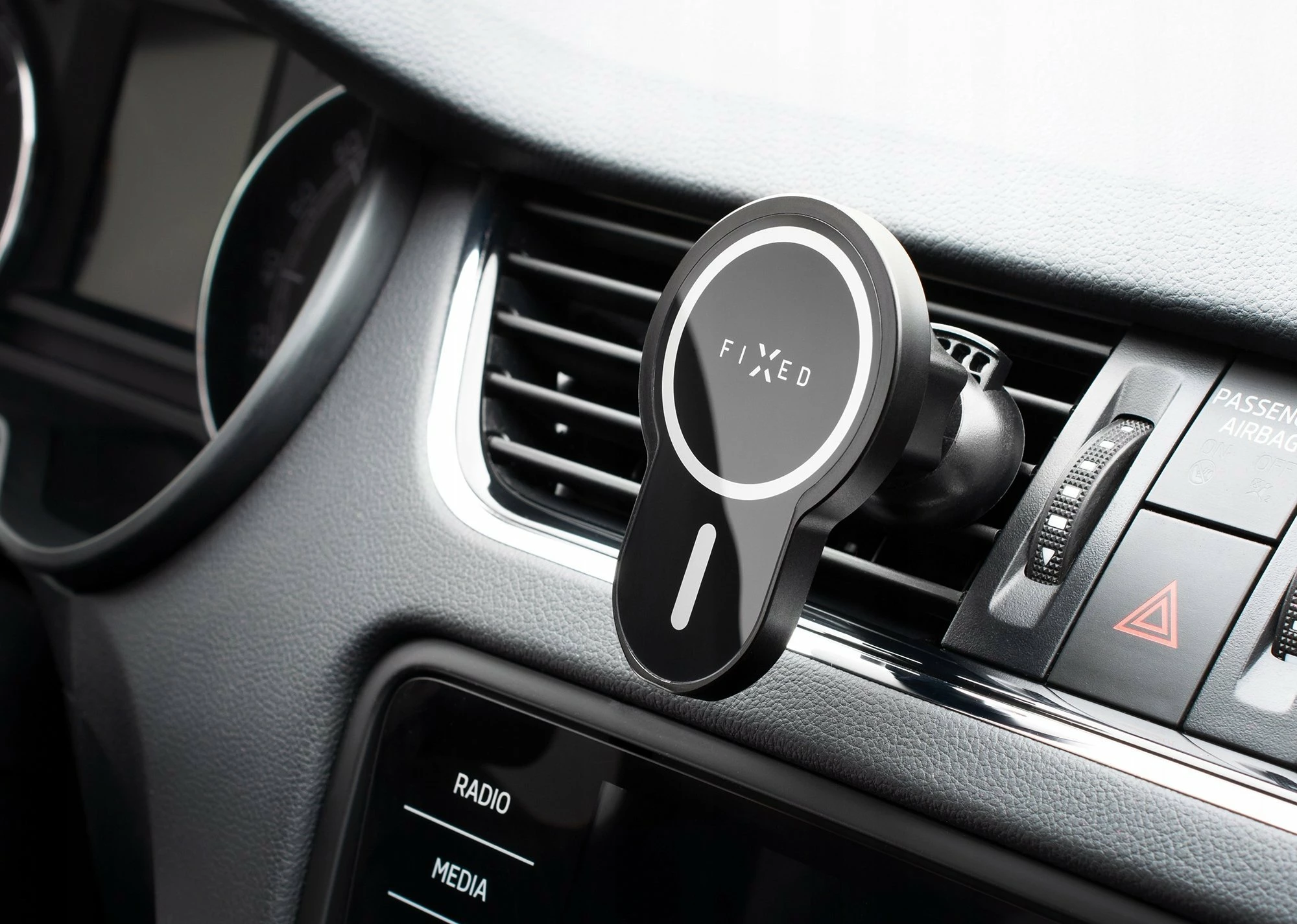 Mbajtës celulari për veturë Fixed MagClick XL FIXMCLI-XL-BK, MagSafe, karikim pa kabllo 15W, i zi, set me adapter ventilimi + kabllo USB-C 1m