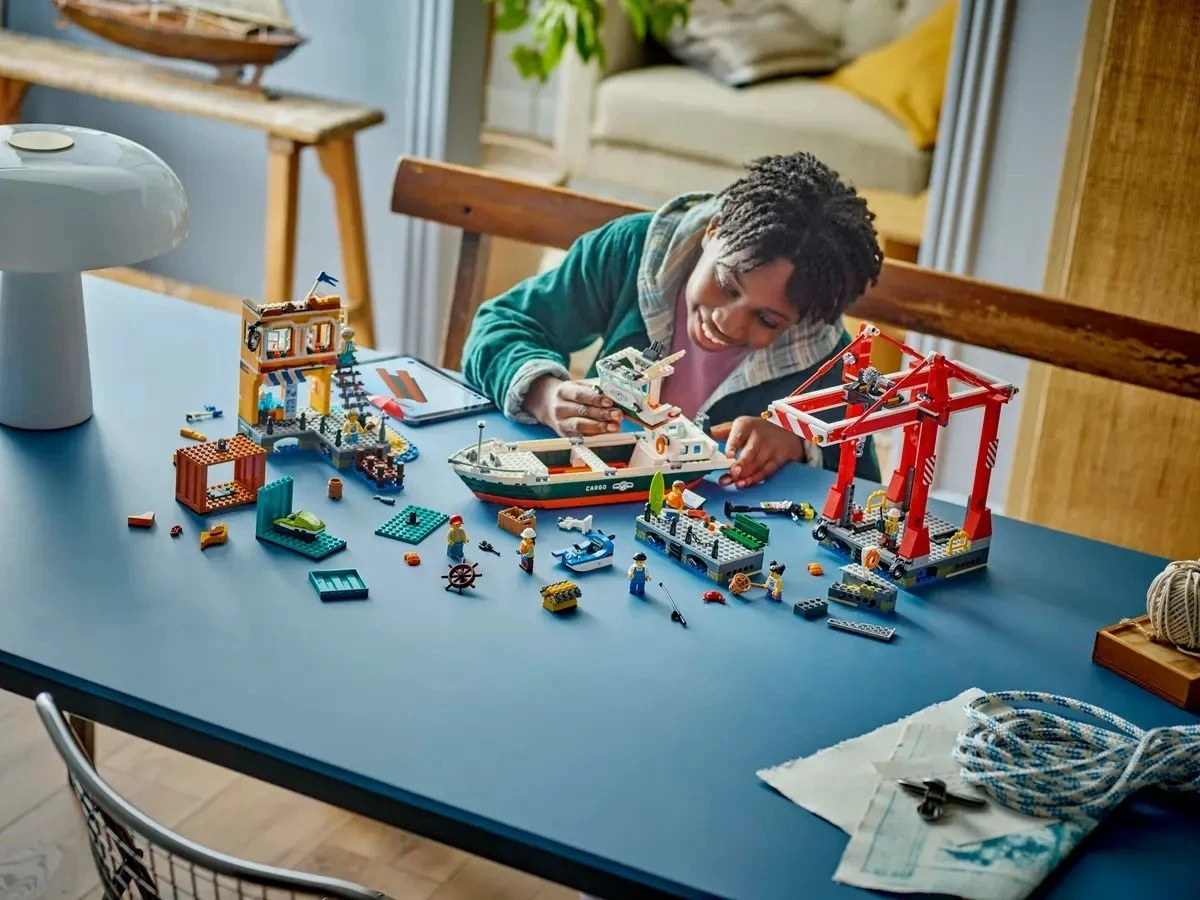 Set LEGO CITY 60422 Seaside Harbour me Anije Ngarkese