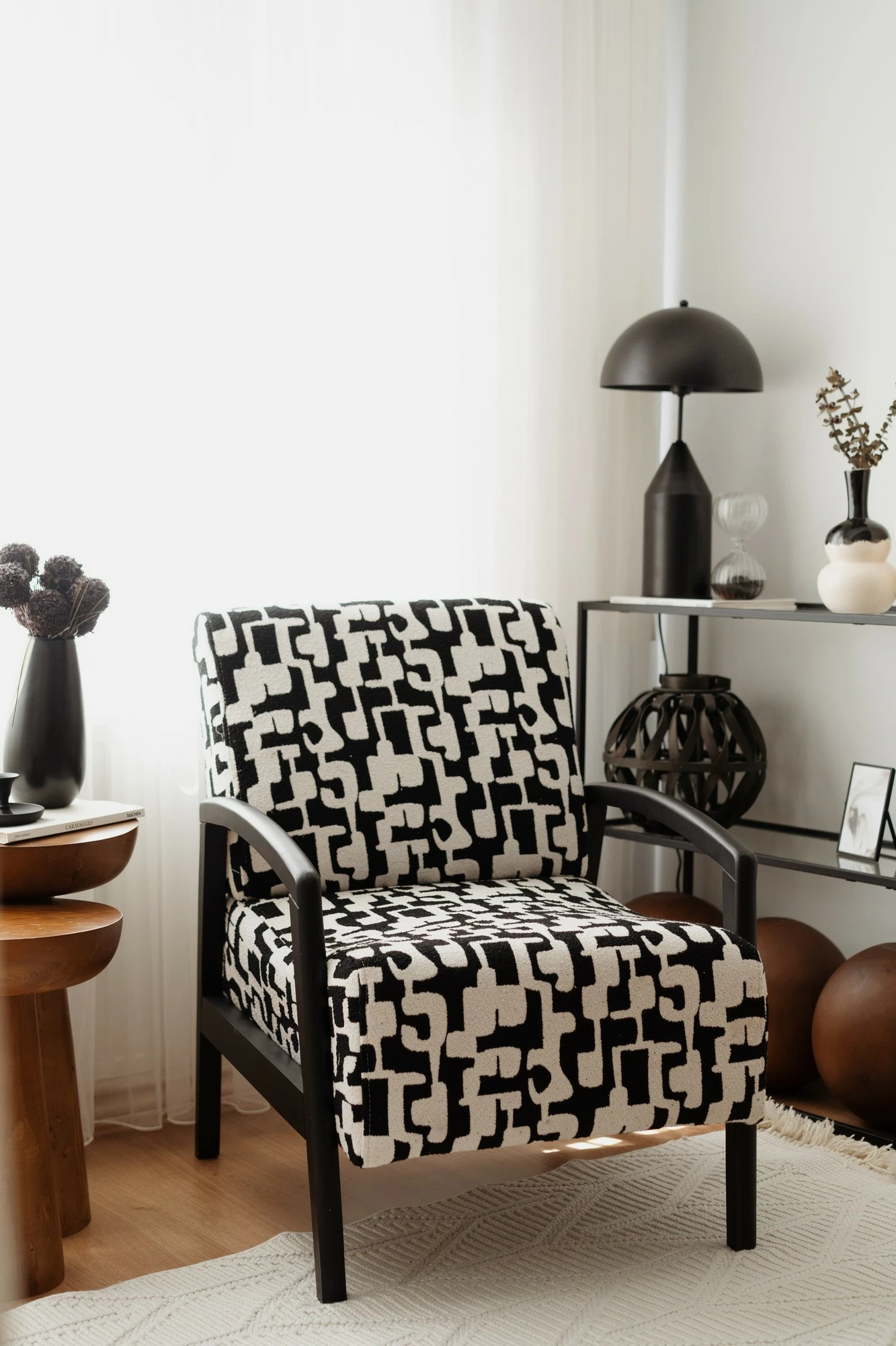 Karrige krahu, Atelier del Sofa, Luma, e zezë dhe e bardhë