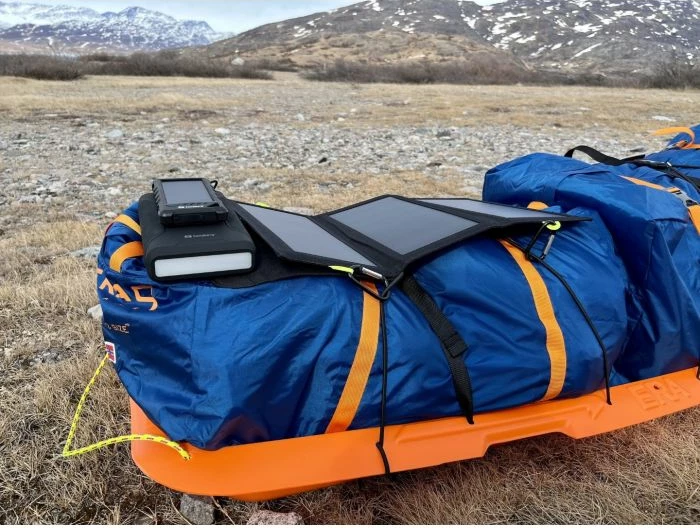 Powerbank solar outdoor Sandberg 420-35, 16000 mAh, IP67, PD 20W, i zi, set me 2 kabllo + karabinë