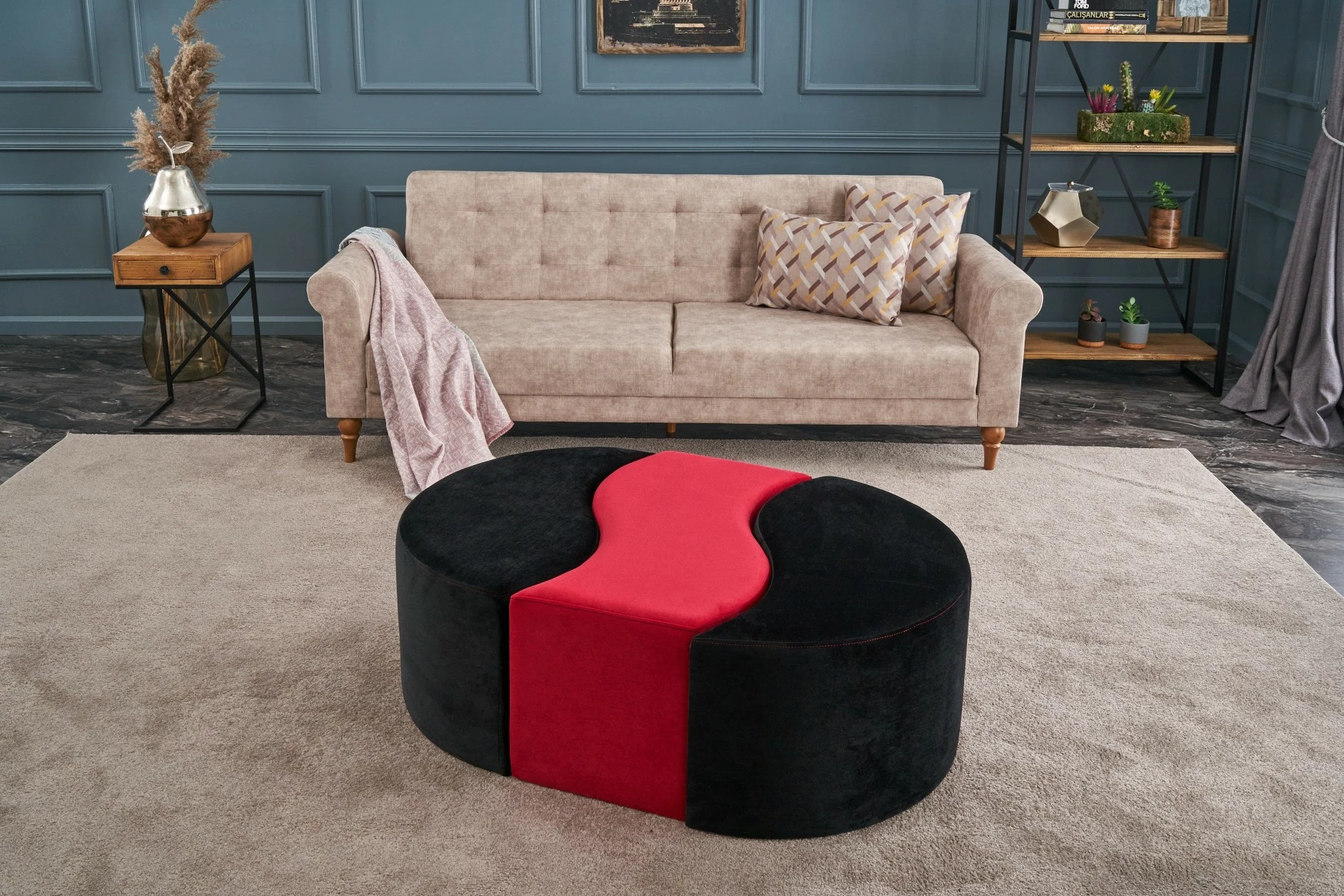 Puf Atelier del Sofa Alya, ngjyrë e zezë dhe e kuqe