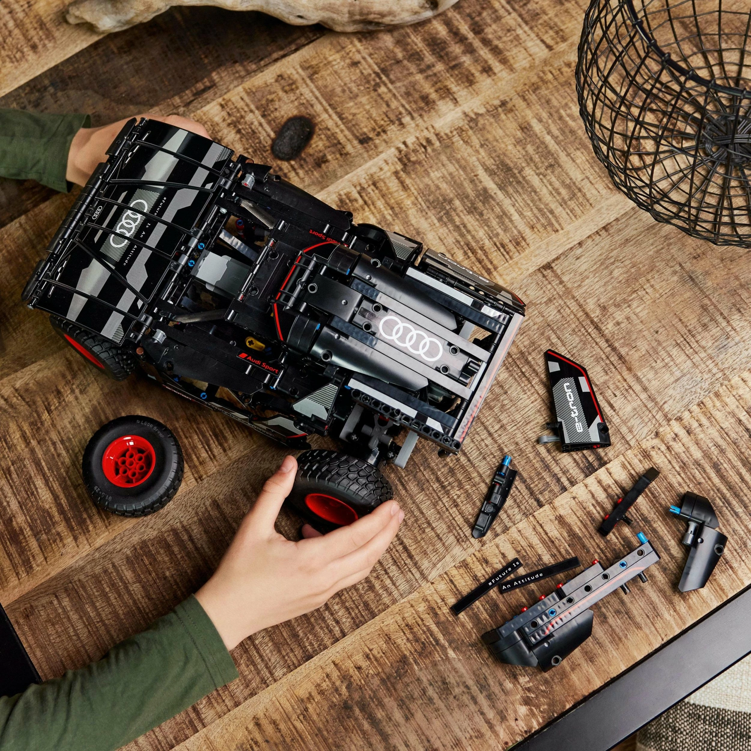 Set LEGO Technic Audi RS Q e-tron 42160, 914 copë, RC me CONTROL+ app, 10+, e zezë/kuqe