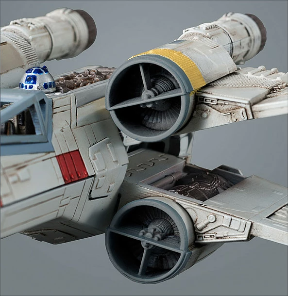 Model kit anije kozmike Revell X-Wing Starfighter 1:72, 44 pjesë, me stendë dhe sticker, bardhë/hi me detaje të kuqe