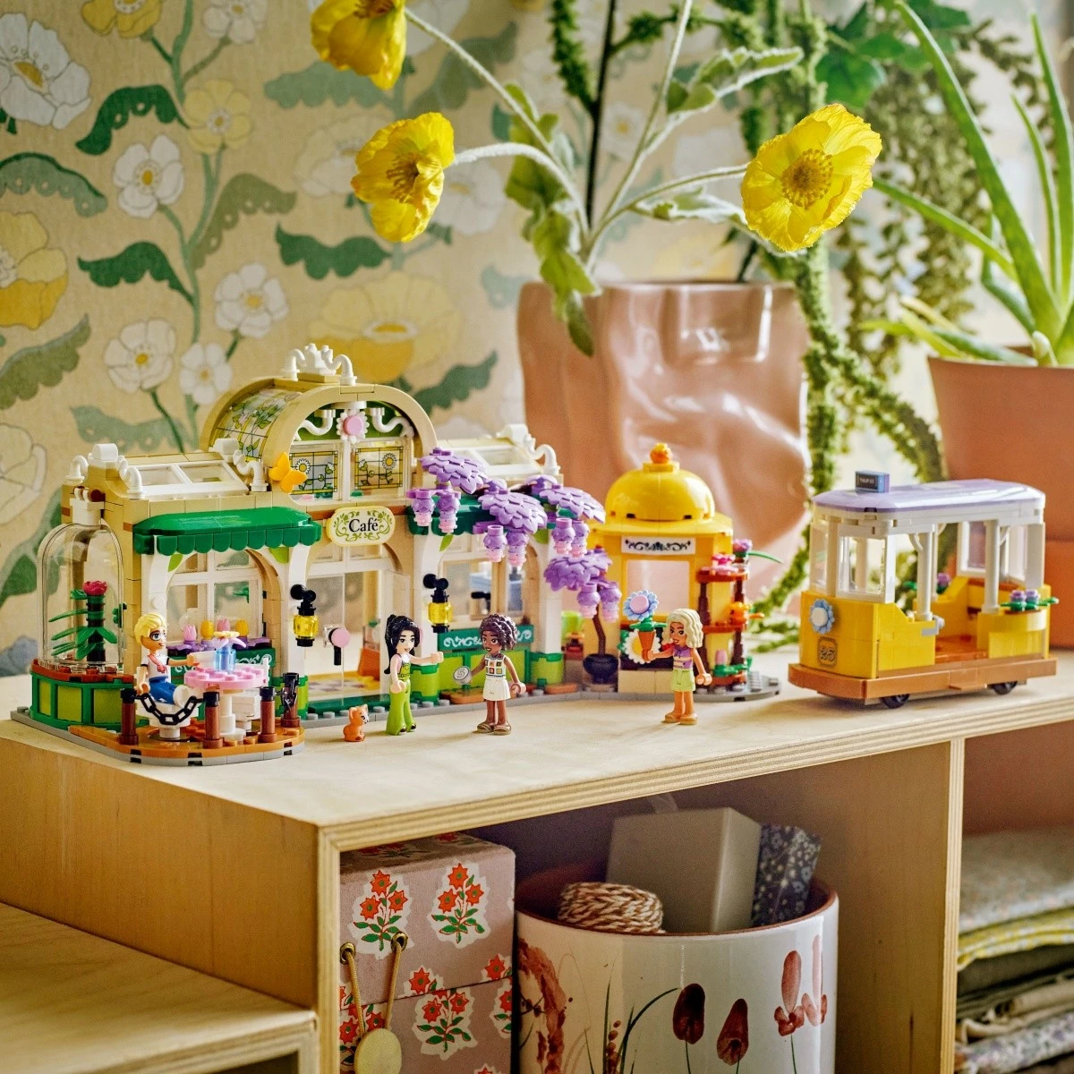 Set ndërtimi LEGO Friends 42671 Green Café and Flower Shop, 1138 pjesë