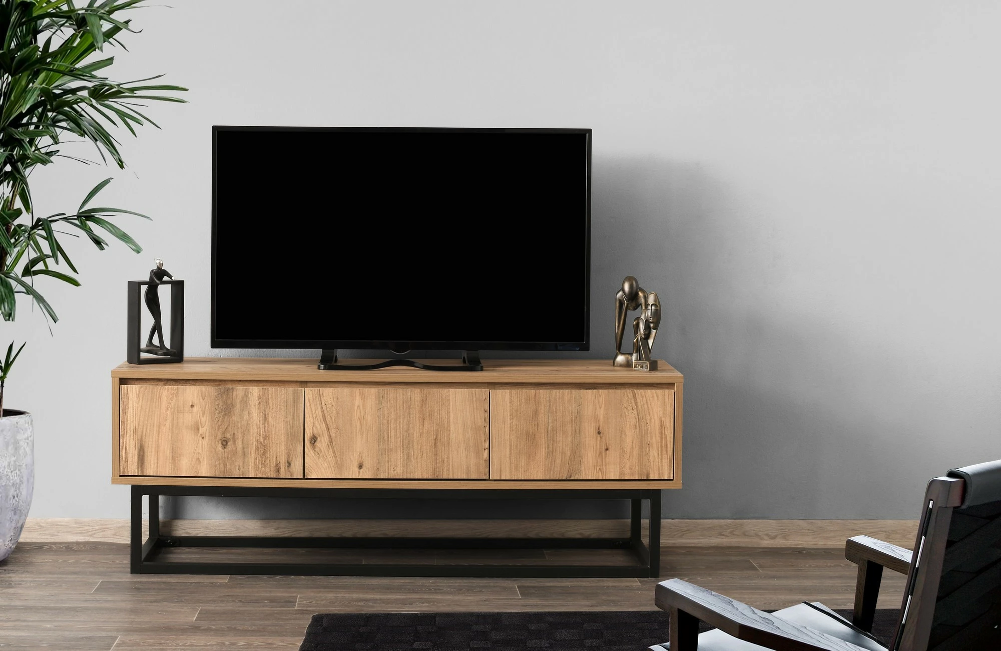 Komodë për TV, Skye Decor, Tilsim 140, ngjyrë e zezë dhe pishë