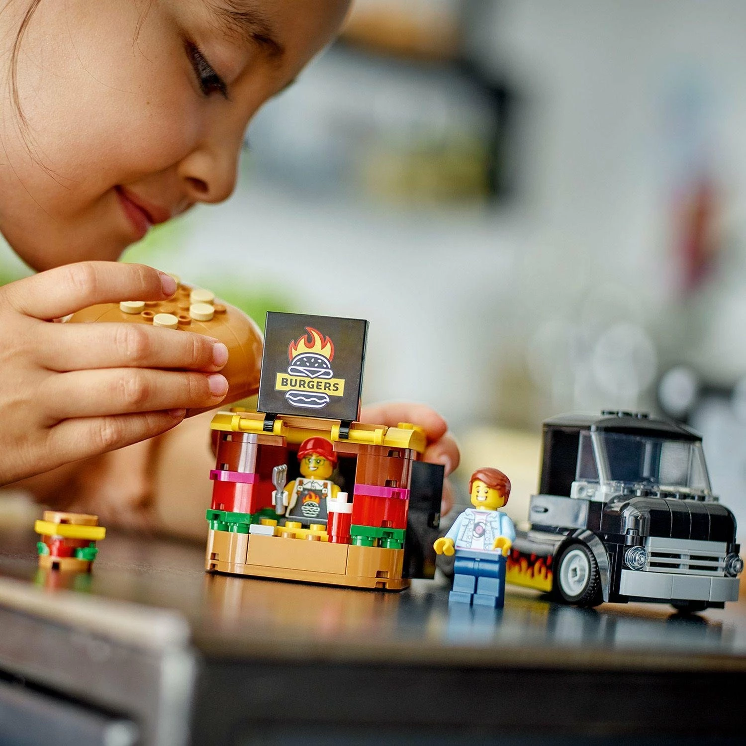 Set LEGO City kamion me burgera 60404, 194 pjesë