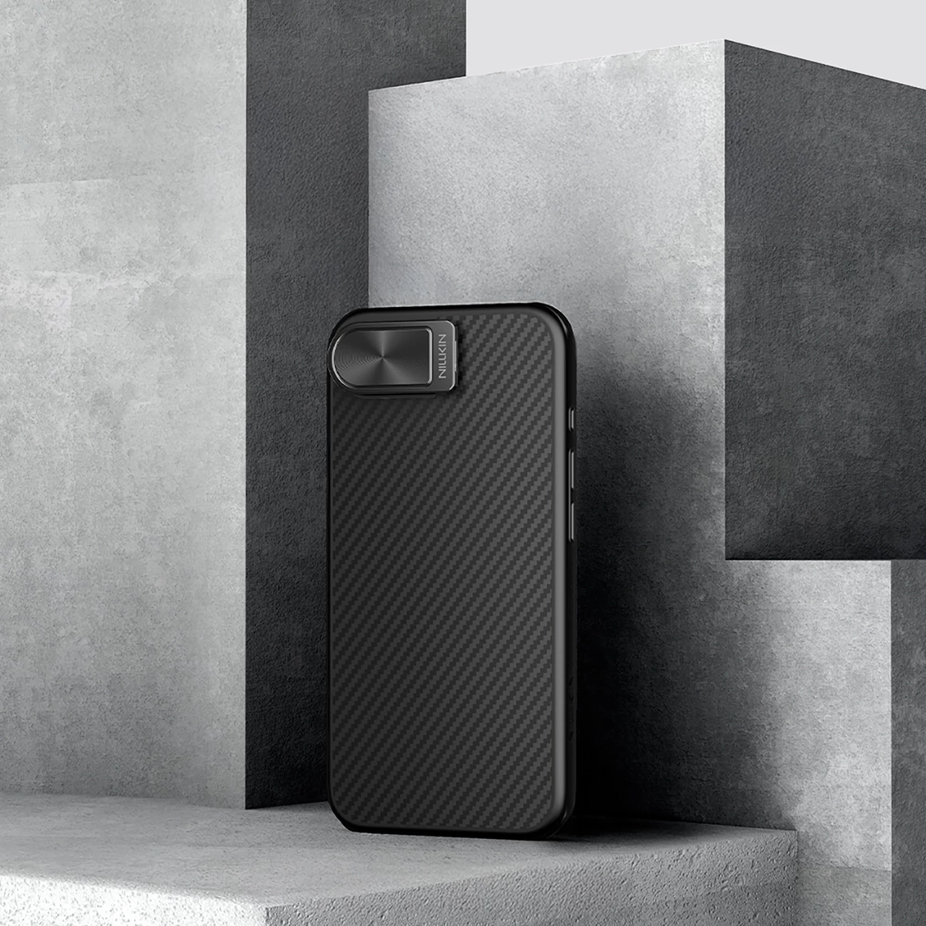 Mbështjellës Nillkin CarboProp Magnetic për iPhone 16e/17e, me MagSafe, mbulesë kamere + stand, i zi