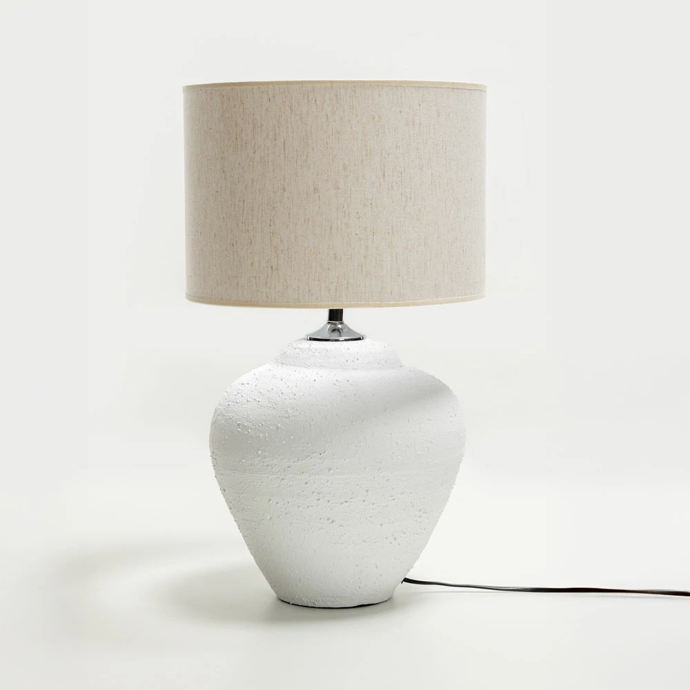 Lampë tavoline Santorini, qeramike e bardhë, abazhur liri bezhë, 30x30x60cm
